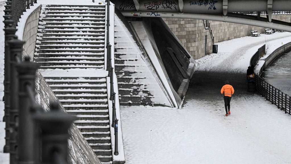 Es bleibt eisig kalt.