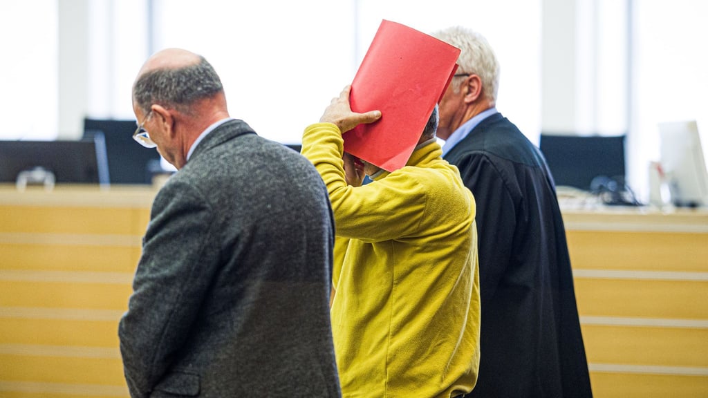 Der Angeklagte (M) soll lebenslang ins Gefängnis und hat durch das Urteil nur eine geringe Chance auf eine vorzeitige Entlassung. (Archivbild)