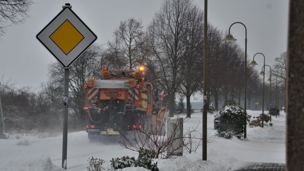 Sturmtief „Elli“ bescherte den Winterdienstfahrzeugen in der Zerbster Region einiges an Arbeit.