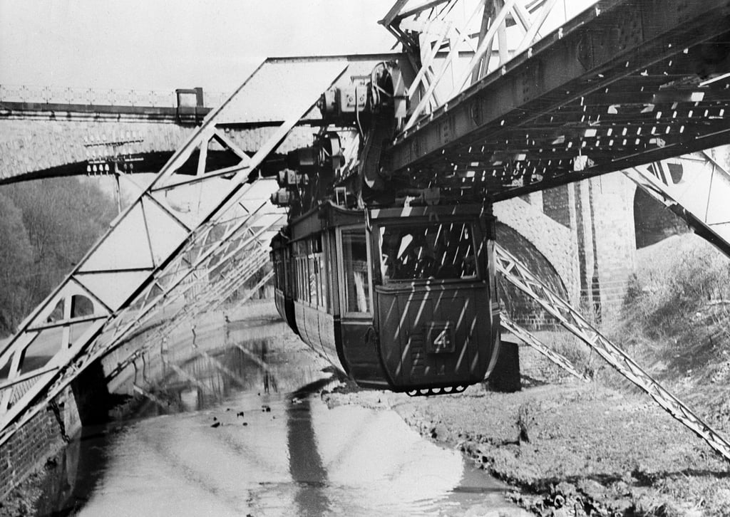 Die Schwebebahn fährt im Februar 1951 über der Wupper.