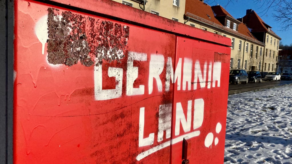 Rund um das Sportforum Kohlgarten sind Stromkästen – wie hier an der Wegestraße – flächendeckend mit Graffiti beschmiert, die sich auf den Fußballverein Germania Wernigerode beziehen.