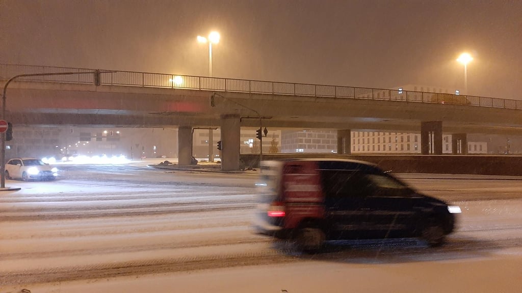 Freie Fahrt Freitagmorgen am Riebeckplatz, nur der Schnee bleibt hartnäckig.