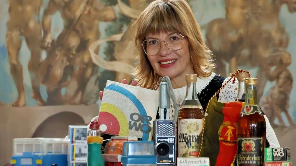 Simone Uthleb vom DDR-Museum Berlin nimmt in Halle gespendete Alltagsgegenstände aus DDR-Zeiten entgegen.