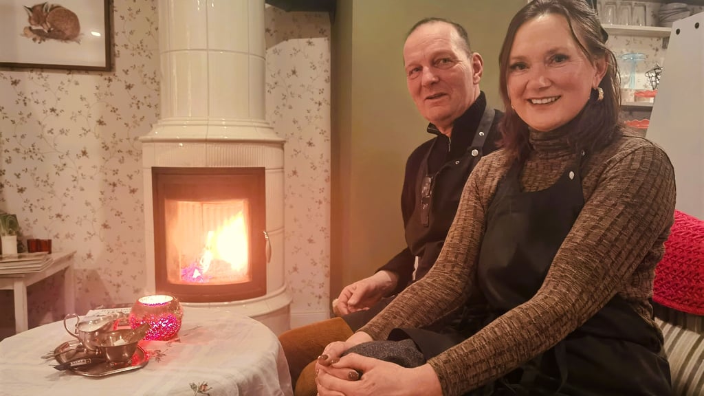 Die Betreiber des Cafés kleines grünes Haus in der Blankenburger Harzstraße 7: Silke Christ und Falk König an ihrem Kamin. 
