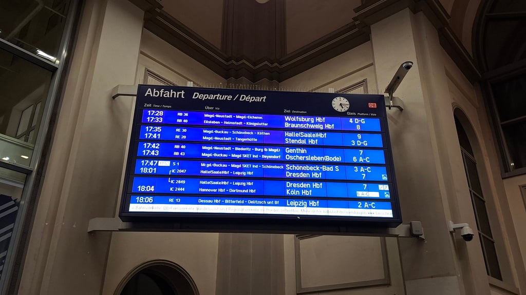Am Hauptbahnhof Magdeburg gab es am Donnerstagabend noch keine Einschränkungen. Für Freitag erwartet die Deutsche Bahn aber größere Probleme, gerade im Fernverkehr, und rät wo möglich, Reisen zu verschieben. Tickets können umgebucht werden.&nbsp;