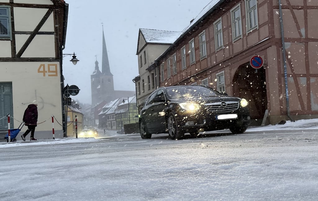 Das Sturmtief "Elli" soll laut Prognosen heute für viel Schnee im Jerichower Land sorgen. Der Verkehr in Burg rollt nur langsam durch die Innenstadt.