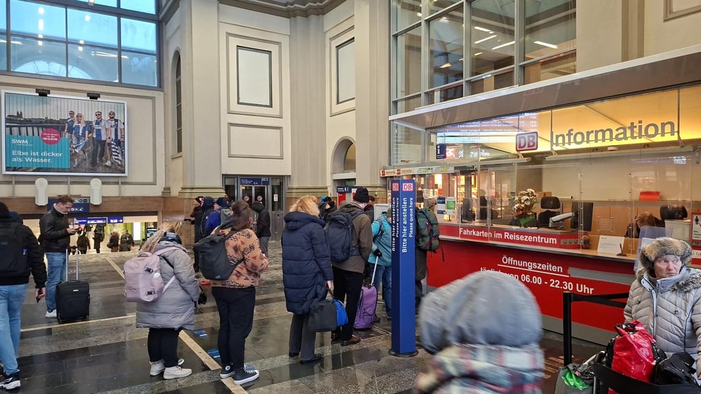 Bahnreisende müssen heute starke Nerven haben.