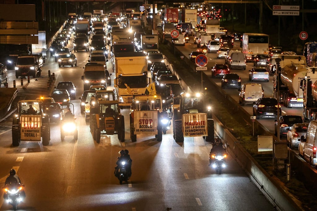 Traktoren sind auf der Pariser Ringstraße unterwegs.
