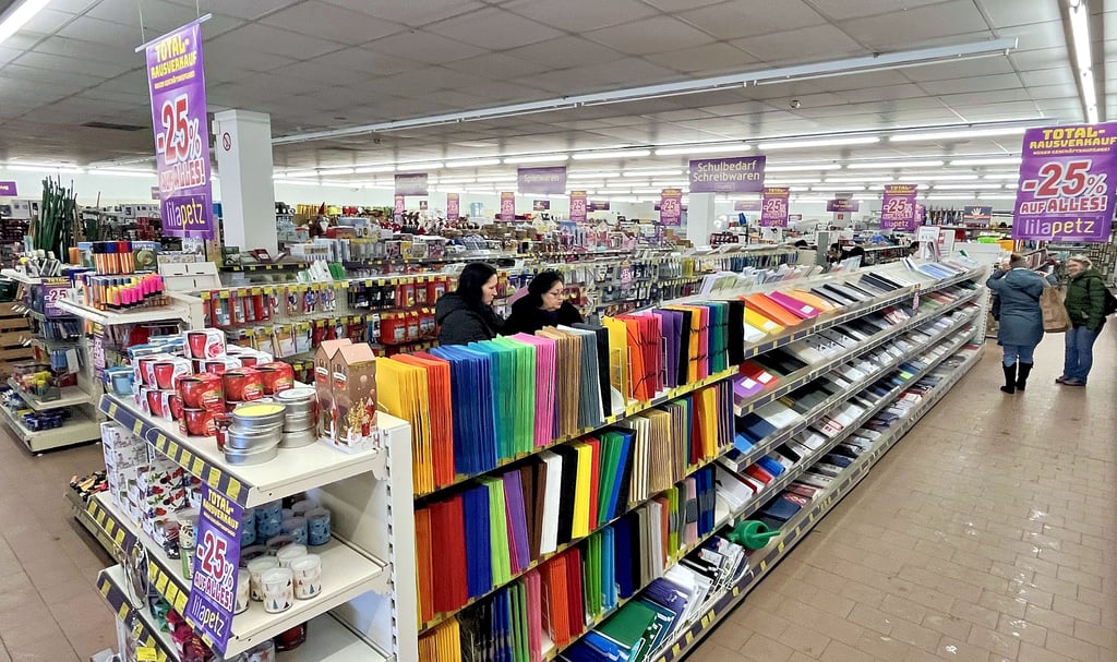 Im Lilapetz-Markt an der Bitterfelder Straße in Zörbig läuft derzeit der Totalabverkauf wegen der Geschäftsaufgabe.