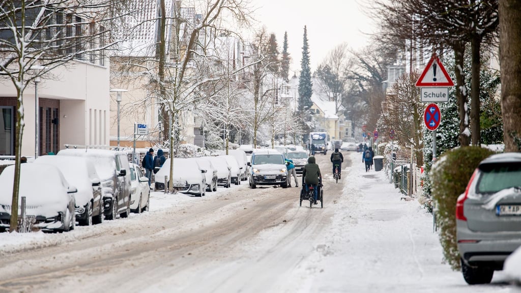 Viel Schnee und eisiger Wind sorgen in Niedersachsen und Bremen für Herausforderungen.