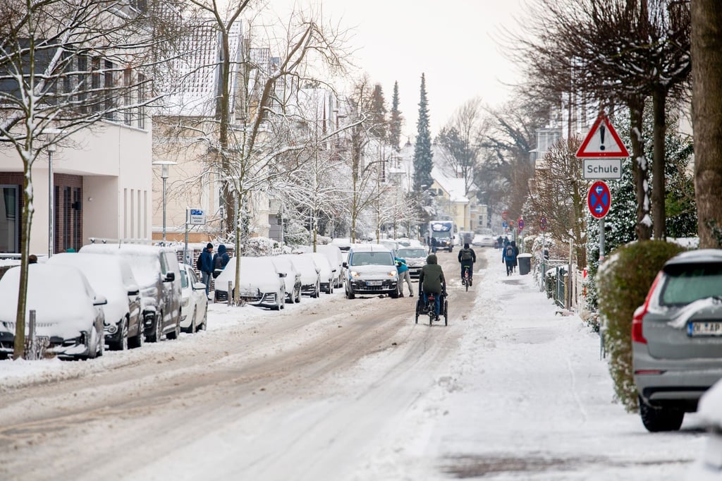 Viel Schnee und eisiger Wind sorgen in Niedersachsen und Bremen für Herausforderungen.