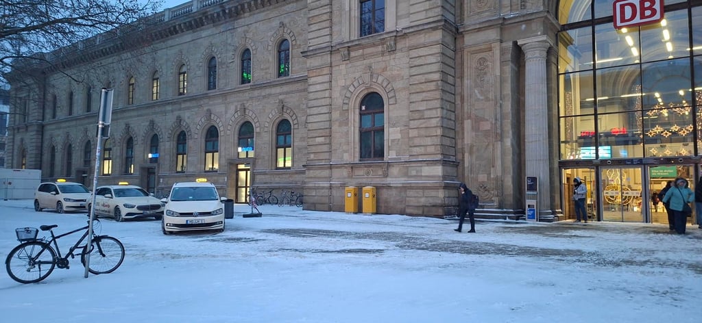 Wenig Bewegung vor und im Magdeburger Hauptbahnhof - anders als normalerweise üblich an Wochentagen.