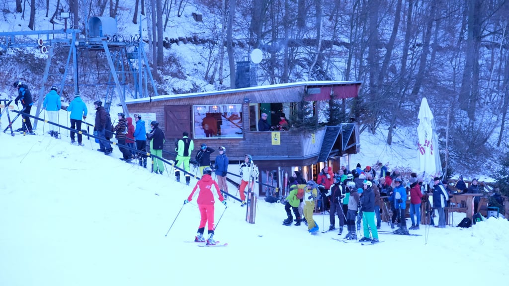 Witersport-Zeit im Harz: Der Skilift mit der Talstation im Zwölfmorgental in Wernigerode ist am Wochenende in Betrieb.