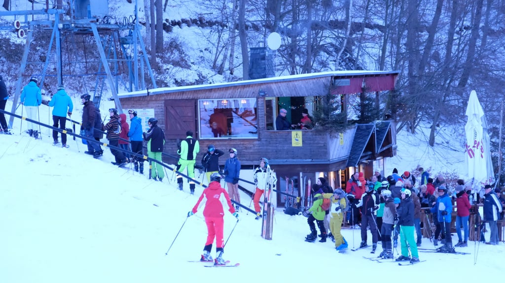 Der Skilift mit der Talstation im Zwölfmorgental in Wernigerode.