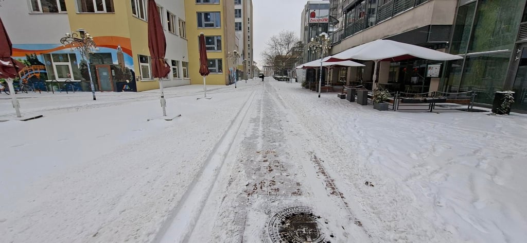 In der Innenstadt sind zumindest kleine Gassen frei von Schnee.