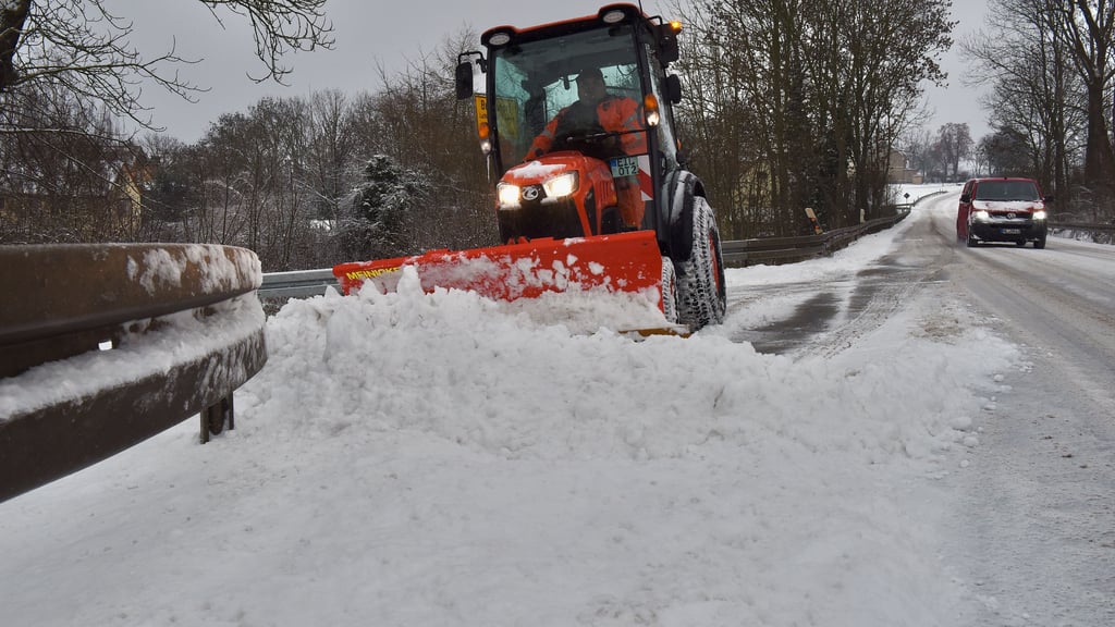 Wintereinbruch im Mansfeld-Südharz: Der Winterdienst in Burgsdorf schafft Platz für den Verkehr.