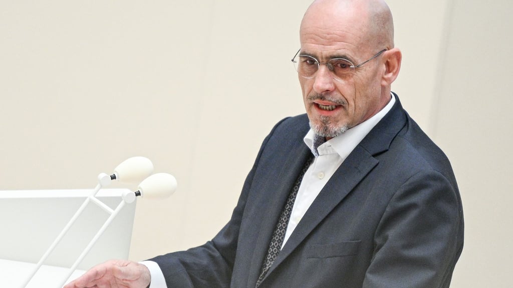 Brandenburgs BSW-Fraktionschef Niels-Olaf Lüders kündigt an, dass seine Fraktion bei einem Antrag zur Auflösung des Parlaments mit der AfD-Fraktion stimmen will (Archivbild).