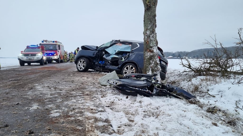 Auf der Landesstraße 52 zwischen Burg und Niegripp ist ein SUV gegen einen Baum gefahren. Die Fahrerin wurde dabei schwer verletzt.
