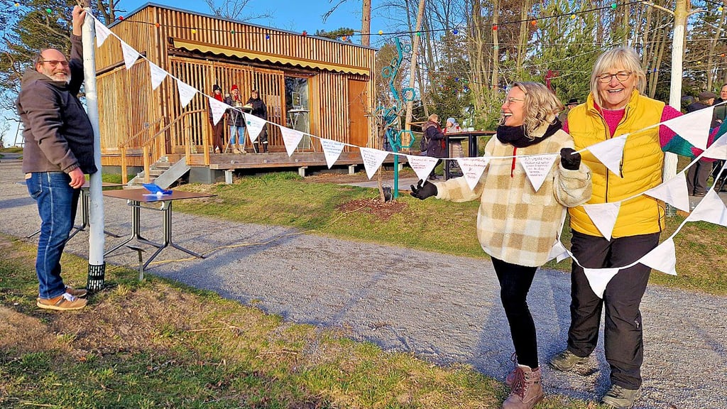 Die Kurparkfreunde verabschieden die Raunächte und sammeln Wünsche, die Steffen Eigenwillig (v. l.), Anke Pippel-Hell und Martina Bach aufhängen. 