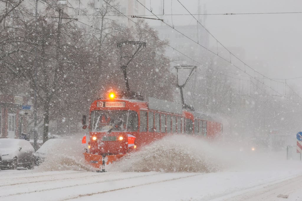 Die MVB sind mit Räumfahrzeugen in der Stadt unterwegs,