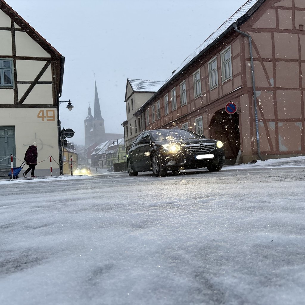 Das Sturmtief "Elli" soll laut Prognosen heute für viel Schnee im Jerichower Land sorgen. Der Verkehr in Burg rollt nur langsam durch die Innenstadt.