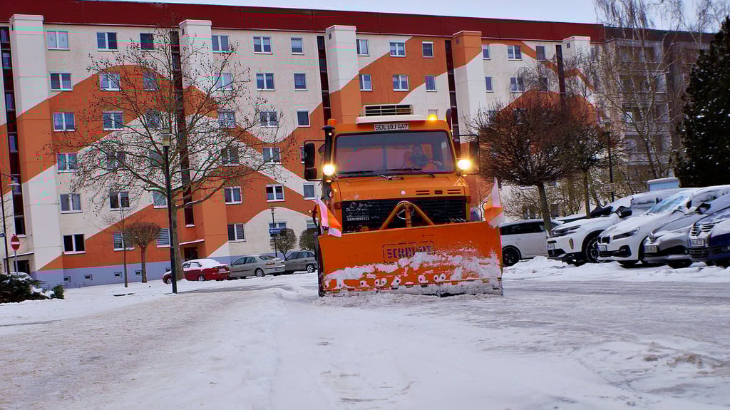 Dirk Brecht vom Havelberger Bauhof räumt die Fahrbahn der Breiten Straße vor der Kita „Zwergenland“ in der Löhestraße.