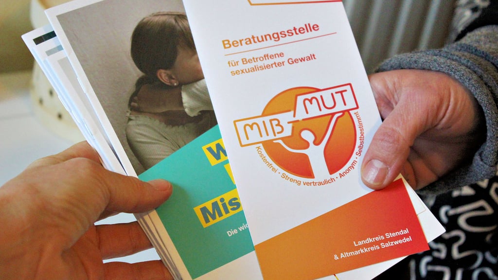 In der Beratungsstelle des Deutschen Roten Kreuzes sind auch Flyer zur Aufklärung und Beratung gegen sexuelle Gewalt erhältlich.