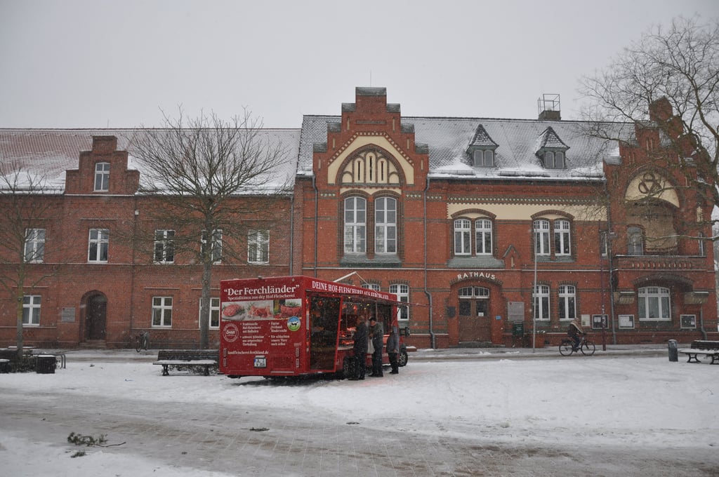 Lediglich der Wagen des Ferchländers ist auf dem Markt in Genthin vor Ort.