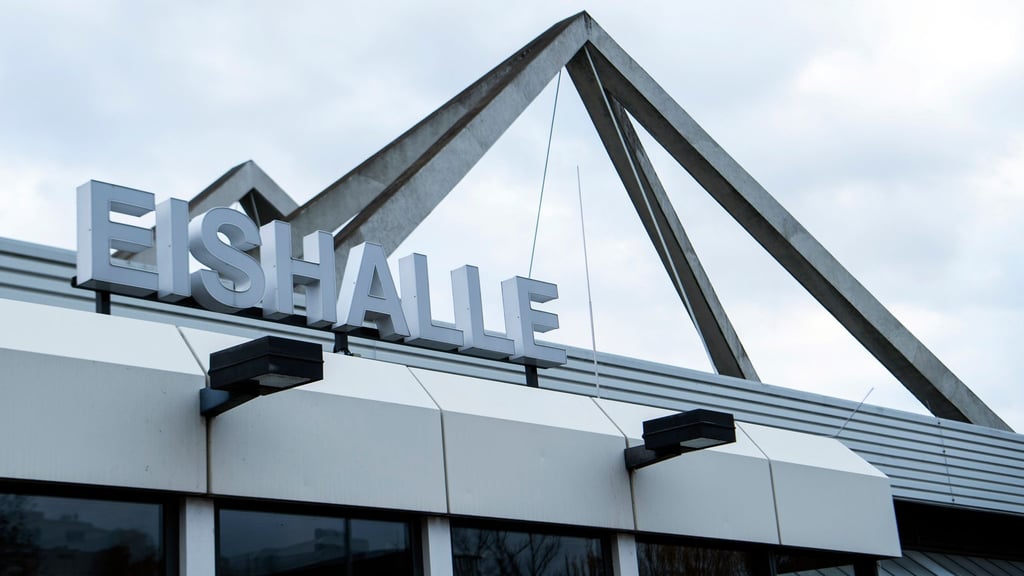 Auch die Eishalle war länger zu. Sie wurde laut Bezirksstadtrat Benjamin Fritz im Oktober 2025 nach eineinhalb Jahren wiedereröffnet. (Archivbild)