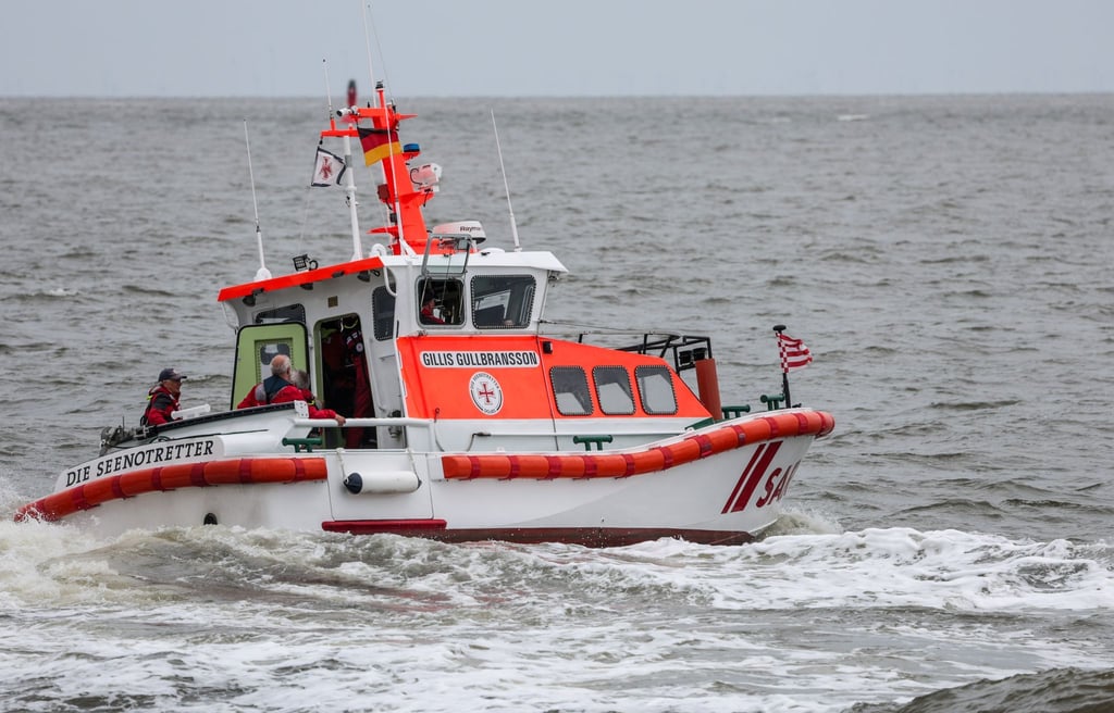 Im Rahmen der Amtshilfe haben Seenotretter mitten im Wintersturm einen kranken Patienten von Spiekeroog an Land gebracht. (Symbolbild)