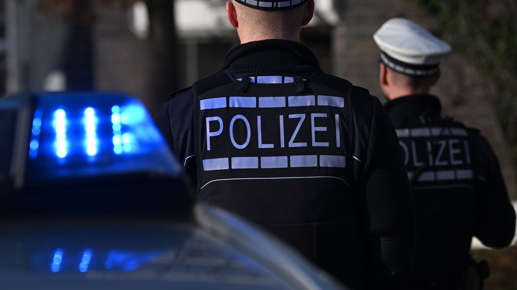 Bei dem Einsatz wurden zwei Polizisten verletzt. (Symbolbild)