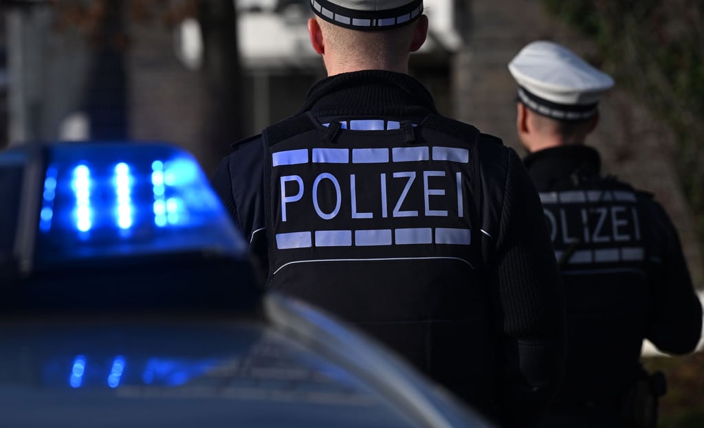 Bei dem Einsatz wurden zwei Polizisten verletzt. (Symbolbild)