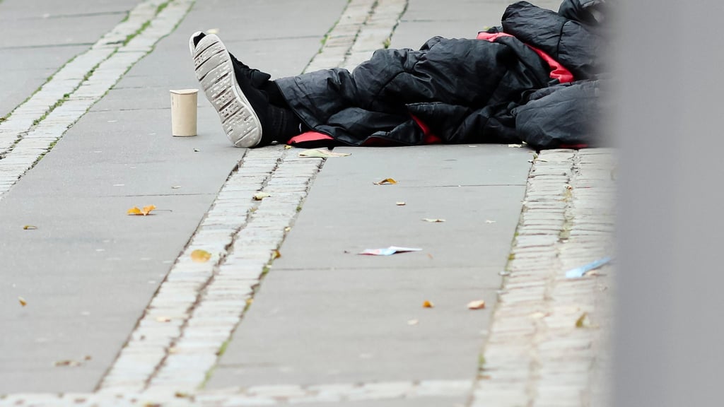 In Halle gibt es besondere Angebote für Menschen, die während der eisigen Tage keine Bleibe haben. (Symbolbild)