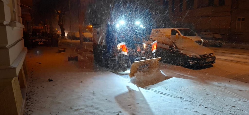 Auch auf Fußwegen in Magdeburg sind Räumfahrzeuge im Einsatz.