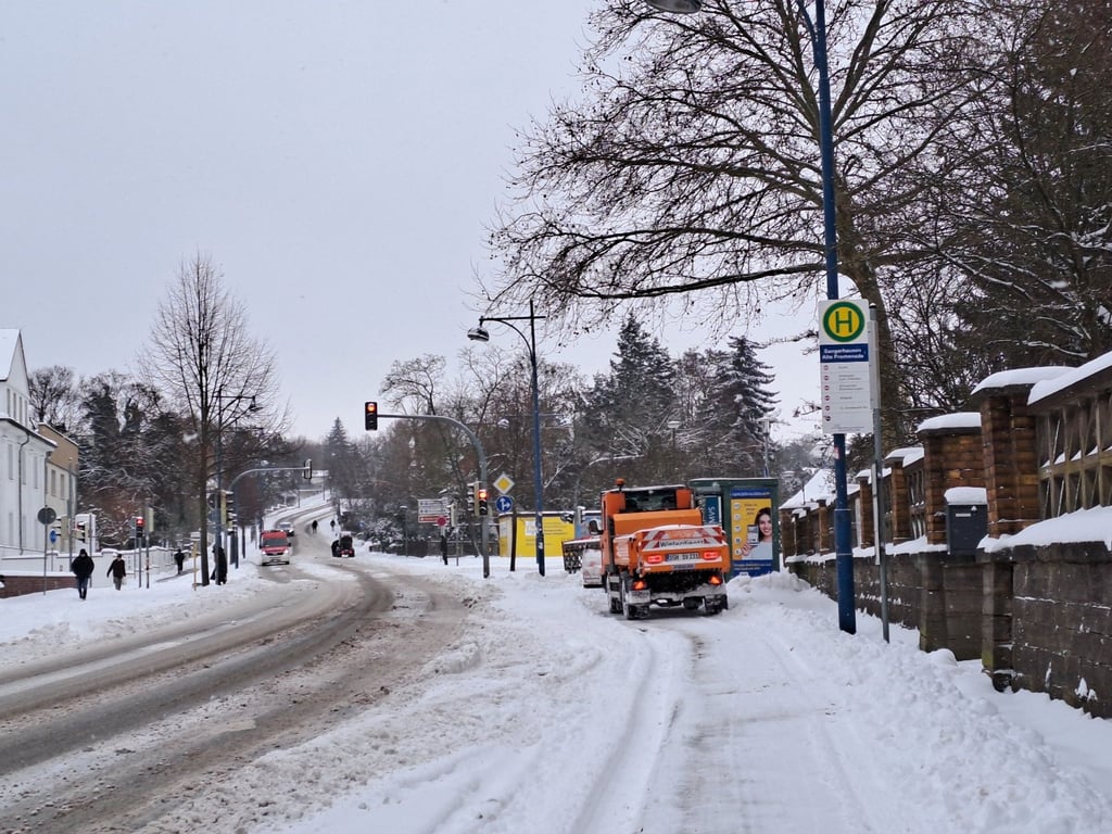 In Sangerhausen räumt der Winterdienst teilweise auch Gehwege mit dem Schiebefahrzeug frei.