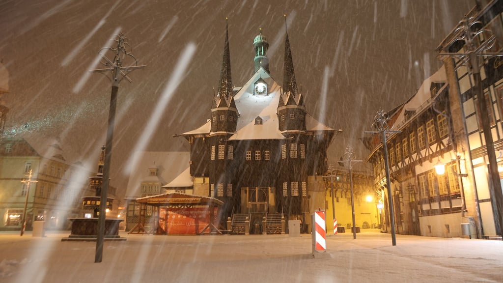 Traumhaft schön in Wernigerode - andernorts Ursache für Verkehrsbehinderungen: Sturmtief „Elli“.