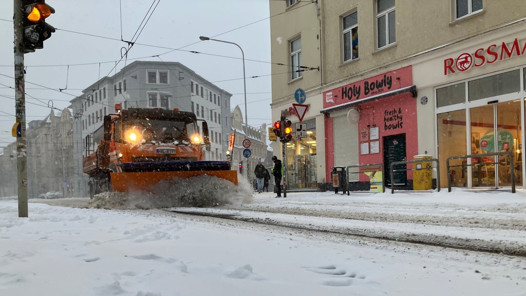Mit einem Schneesturm erreichte Tief „Elli“ am Freitagmorgen Halle. Zahlreiche Fahrzeuge sind im Einsatz, um die Straßen zu räumen.