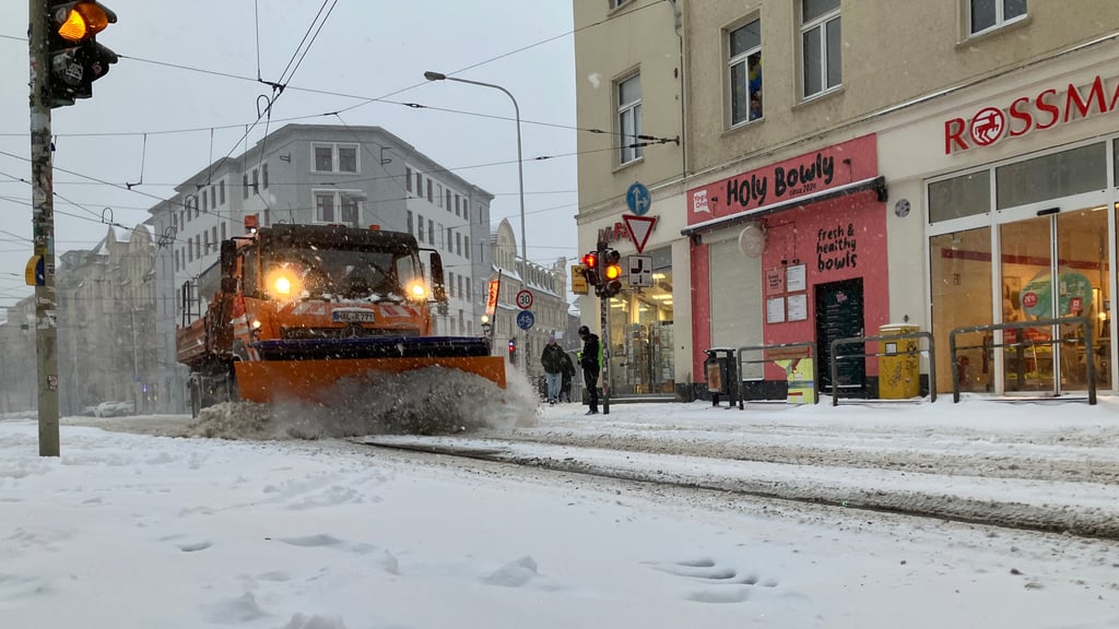 Mit einem Schneesturm erreichte Tief „Elli“ am Freitagmorgen Halle. Zahlreiche Fahrzeuge sind im Einsatz, um die Straßen zu räumen.