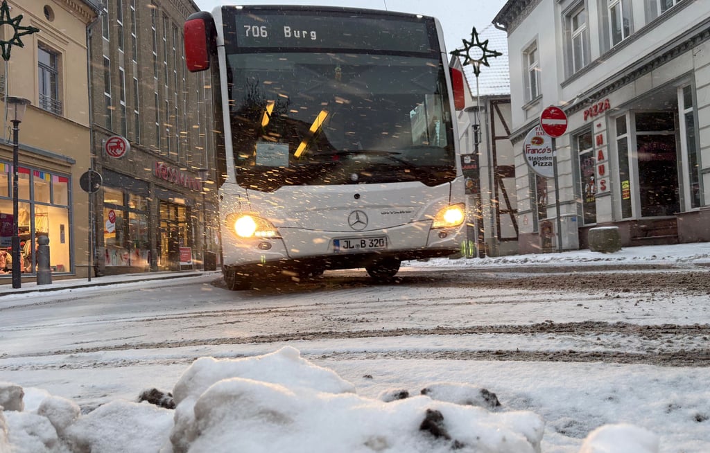 Der Schülerverkehr im Jerichower Land ist eingestellt worden - der regulräre Linienverkehr der NJL etwa durch die Burger Innenstadt rollt aktuell planmäßig.