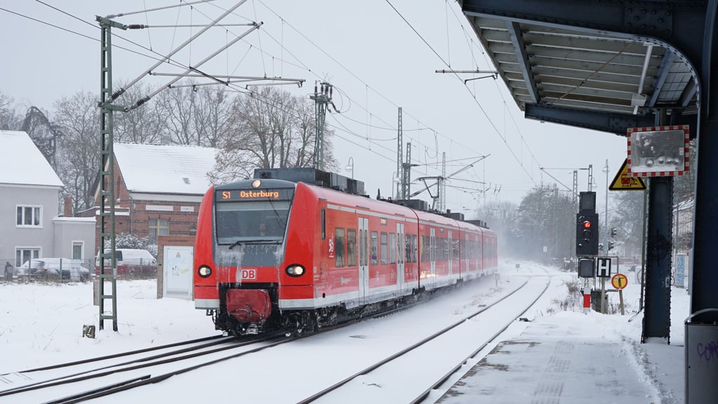 Winter in Wolmirstedt: Trotz des Schnees fahren die Züge auf der Strecke Magdeburg-Stendal, wenn auch manche mit wenigen Minuten Verspätung.