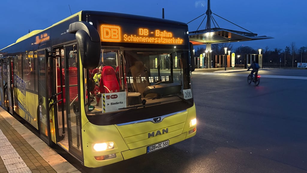 Am Busbahnhof in Burg ist für den Schienenersatzverkehr ein eigener Bereich eingerichtet - ohne Sitzmöglichkeiten, Abfallbehälter und Witterungsschutz.