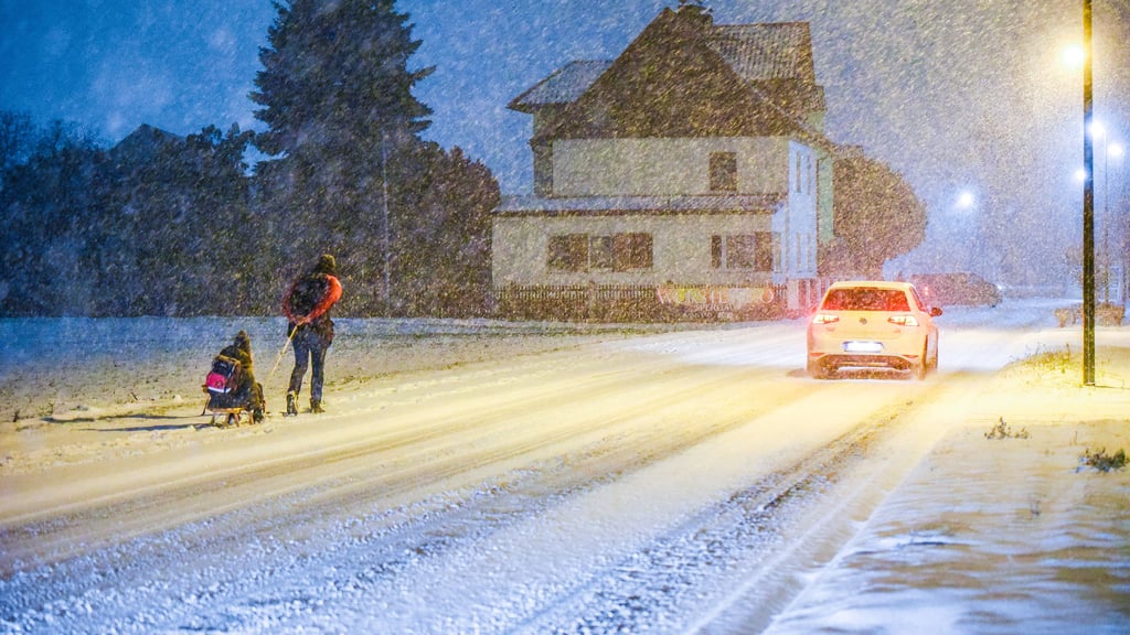 Am frühen Freitagmorgen wird mit starkem Schneefall im Saalekreis gerechnet. Das hat Auswirkungen auf den Schulbetrieb. Im Leunaer Ortsteil Spergau geht es derweil mit dem Schlitten zur Schule.