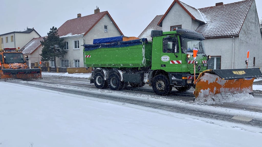 Großeinsatz für die Räumfahrzeuge im Jessener Land, hier gleich im Konvoi auf der B 187 in Jessen, Höhe Einmündung zum Schlossweg. 