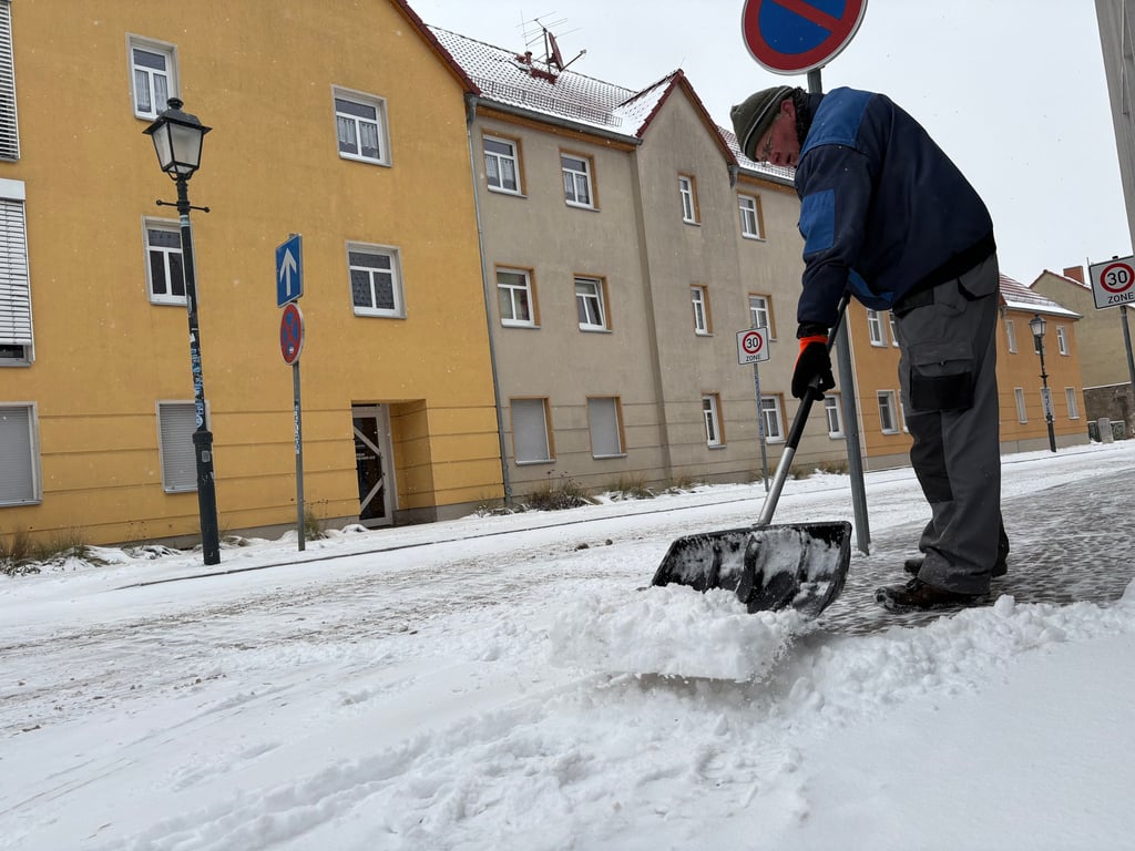 Rainer Kohl ist einer der Servicemitarbeiter, auf dies es heute beim Beräumen von Gehwegen ankommt.