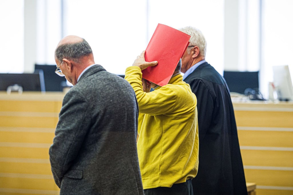 Der Angeklagte (M) soll lebenslang ins Gefängnis und hat durch das Urteil nur eine geringe Chance auf eine vorzeitige Entlassung. (Archivbild)