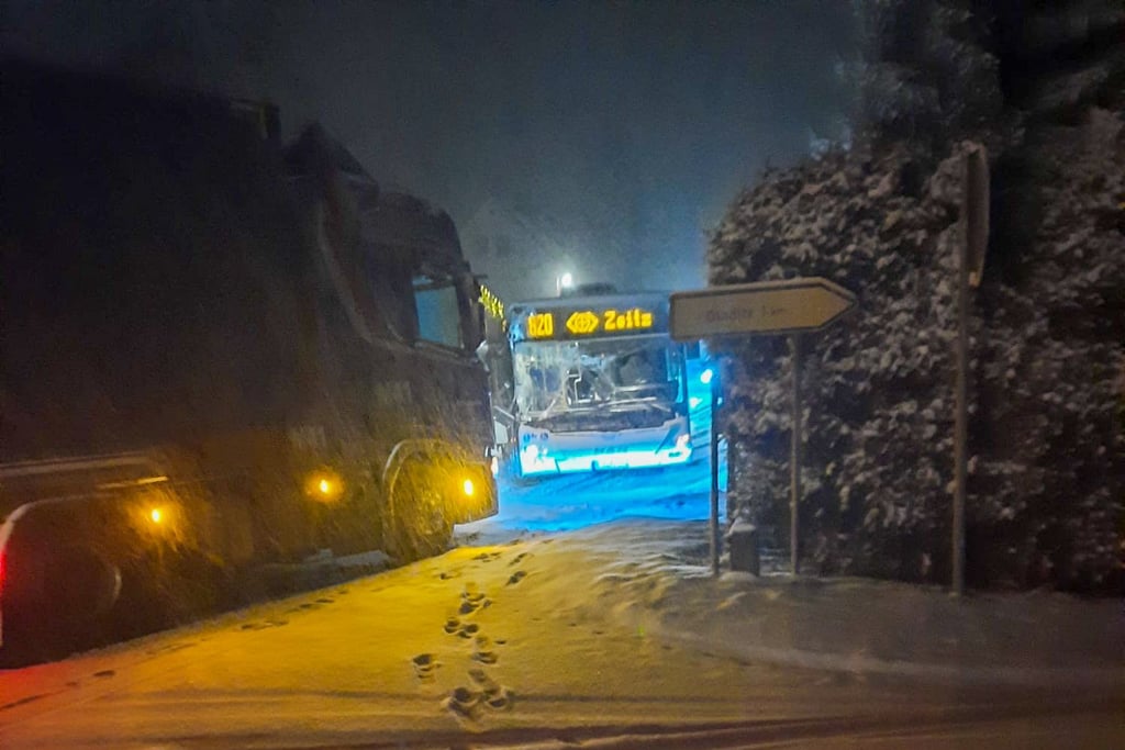 An einem Unfall in Döschwitz waren am Freitagmorgen ein Bus und ein Lkw beteiligt.