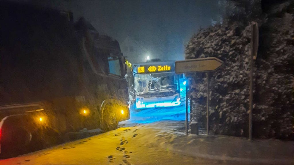 In Döschwitz sind am Freitagmorgen ein Bus und ein Lkw zusammengestoßen.