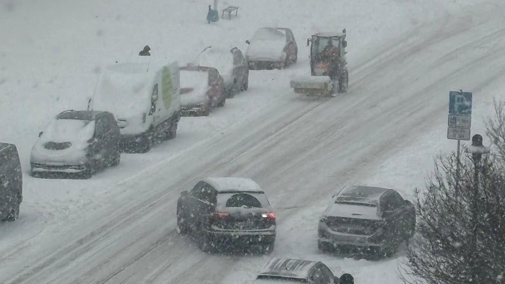 Die Schneemassen waren am Morgen in Wolmirstedt kaum zu bewältigen. Der Winterdienst ist rund um die Uhr im Einsatz.