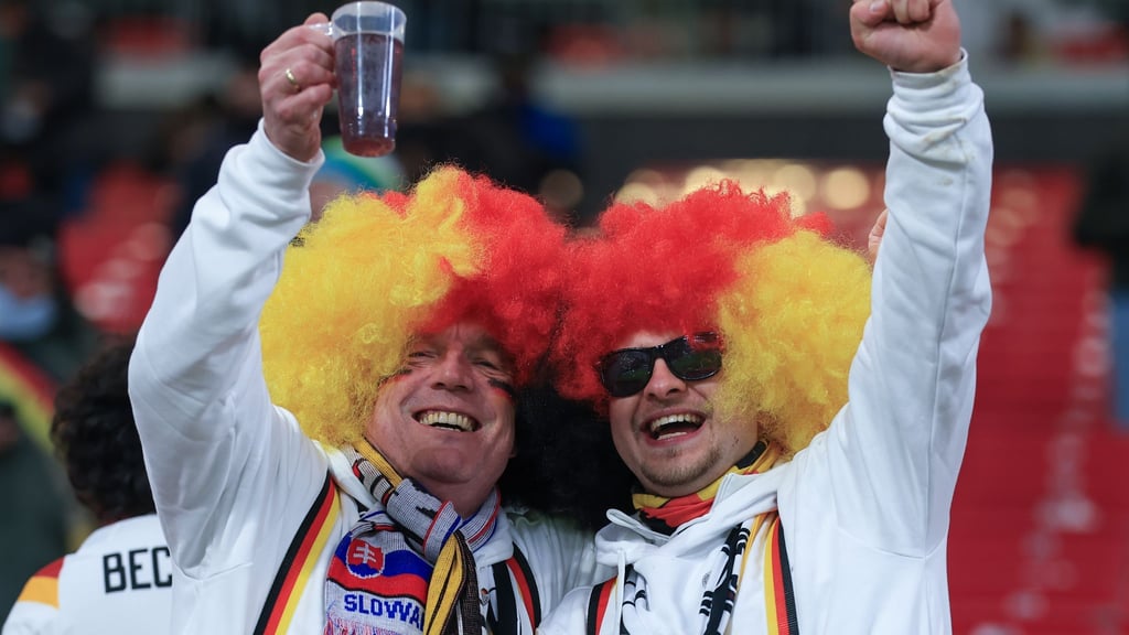 Für treue Fans gibt es günstigere Tickets bei der Fußball-WM. (Archivbild).
