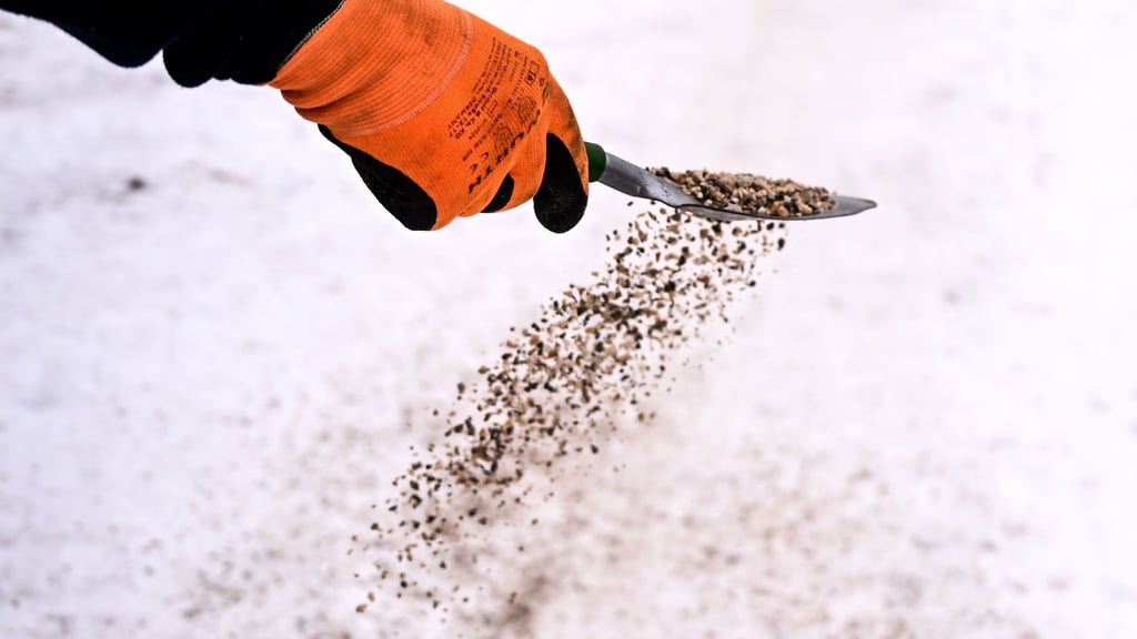 Die Stadt Achim stellt Streugut kostenlos zur Verfügung. (Symbolbild)